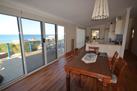 Seascape Beach House - Accommodation Newcastle 3