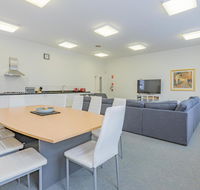 4 Bedroom House - Hobart CBD - Free Parking - Accommodation Newcastle