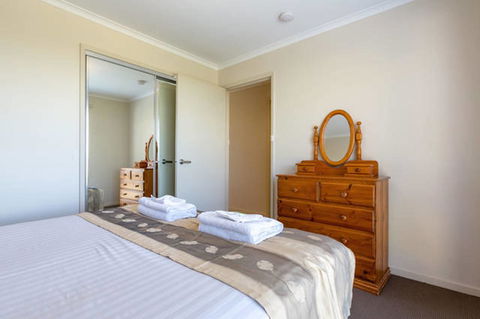 Mirramar House - Accommodation Newcastle 14