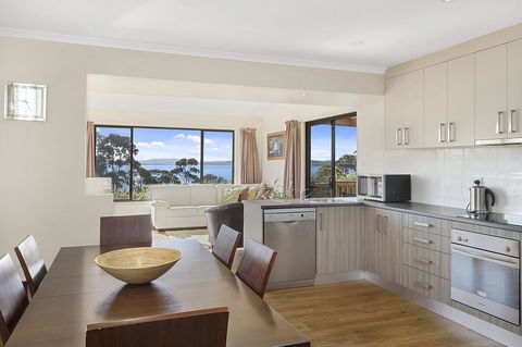 Mirramar House - Accommodation Newcastle 8
