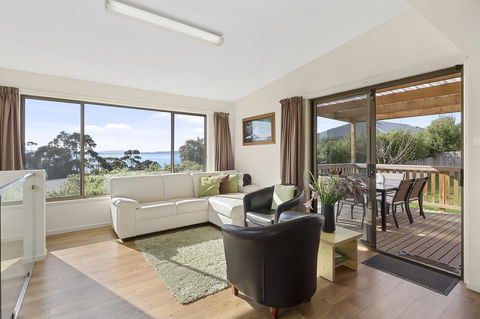 Mirramar House - Accommodation Newcastle 4