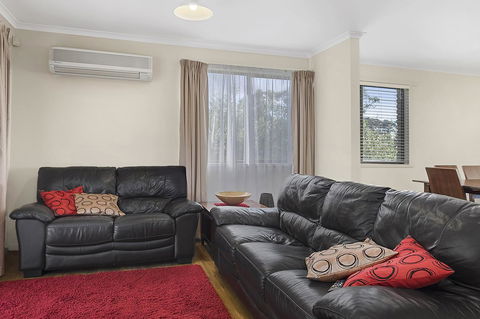 Mirramar House - Accommodation Newcastle 11