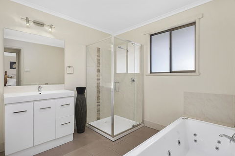 Mirramar House - Accommodation Newcastle 15