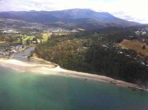 Kingston Beach-House Retreat - Accommodation Newcastle 3