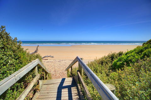 Amare Beachside Luxury - Accommodation Newcastle 24