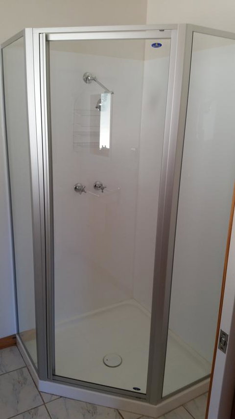 Four Seasons Waterfront Villas - Accommodation Newcastle 12