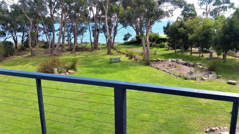 Four Seasons Waterfront Villas - Accommodation Newcastle 0