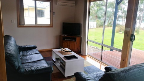 Four Seasons Waterfront Villas - Accommodation Newcastle 31