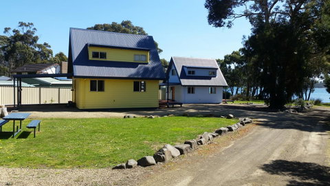 Four Seasons Waterfront Villas - Accommodation Newcastle 9