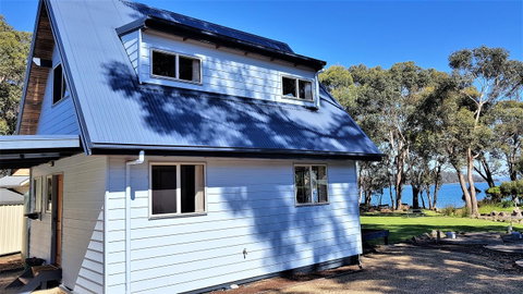 Four Seasons Waterfront Villas - Accommodation Newcastle 1