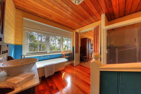Island View Spa Cottage - Accommodation Newcastle 3