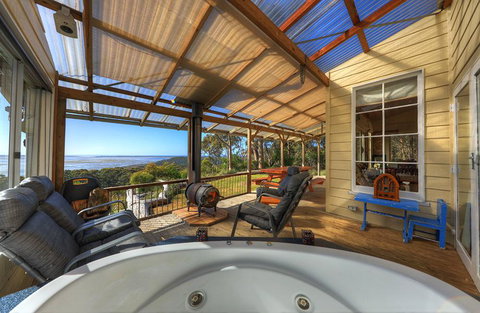 Island View Spa Cottage - Accommodation Newcastle 8