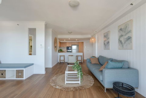 NEW Beautiful 2 Bed Ocean Views In Broadbeach - Accommodation Newcastle 3