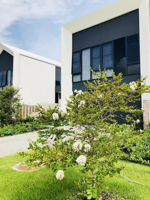 New Spacious Beachside Townhouse - Accommodation Newcastle 3