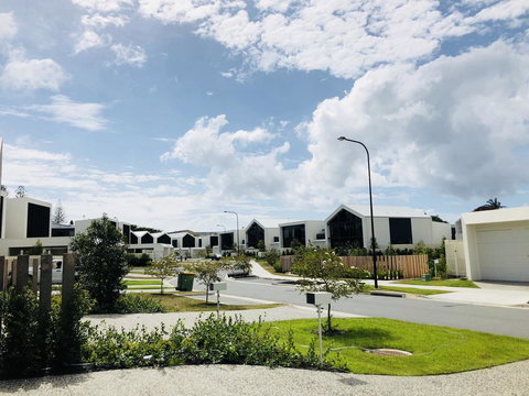 New Spacious Beachside Townhouse - Accommodation Newcastle 1