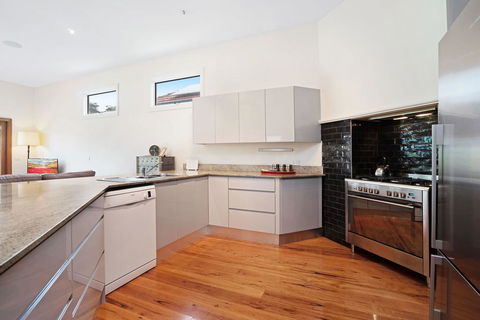 Newcastle Executive Homes - Cooks Hill Cottage - Accommodation Newcastle 3