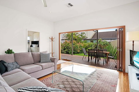Newcastle Executive Homes - Cooks Hill Cottage - Accommodation Newcastle 0