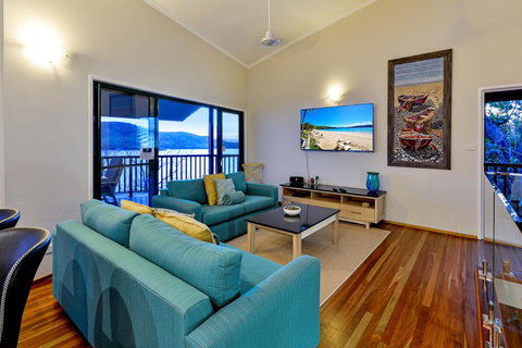 NEWLY BEAUTFULLY RENOVATED 16 The Casuarina - 3 Bedroom House With 180 Degree Ocean Views - Accommodation Newcastle 3