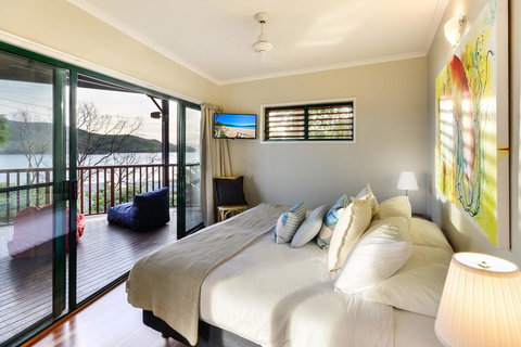 NEWLY BEAUTFULLY RENOVATED 16 The Casuarina - 3 Bedroom House With 180 Degree Ocean Views - Accommodation Newcastle 2