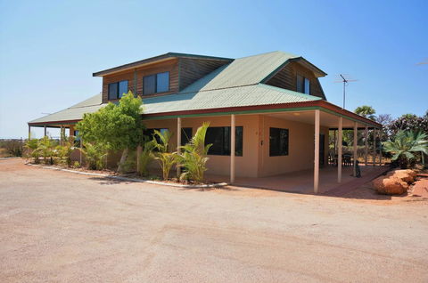 Ningaloo Breeze Villa 5 - 3 Bedroom Fully Self-Contained Holiday Accommodation - Accommodation Newcastle 1
