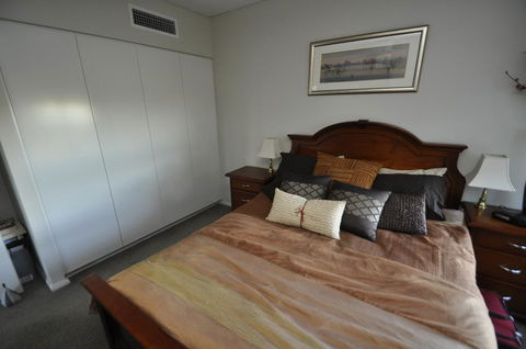 NORTH SYDNEY FULLY SELF CONTAINED MODERN 2 BED APARTMENT (16WAL) - Accommodation Newcastle 2