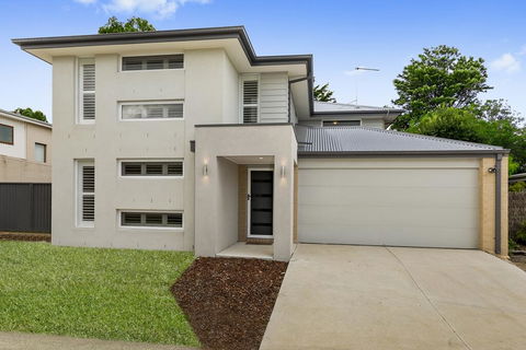 OCEAN BREEZE Family Home - Accommodation Newcastle 0