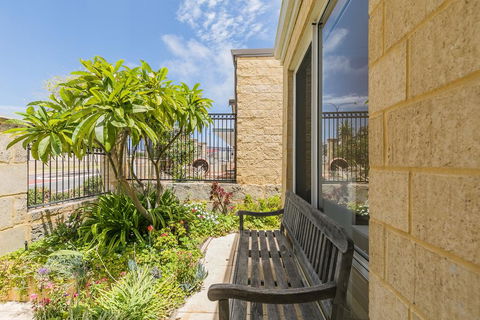 Ocean Keys Cottage - Free WiFi - Accommodation Newcastle 2