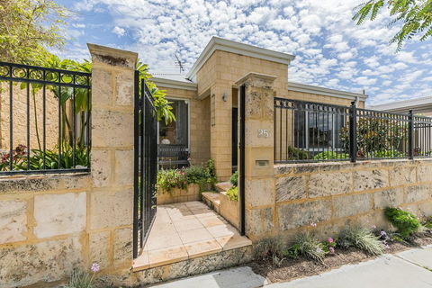 Ocean Keys Cottage - Free WiFi - Accommodation Newcastle 0