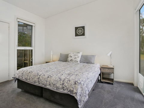 OCEANS 12 - Modern Ocean View Villa - Accommodation Newcastle 2
