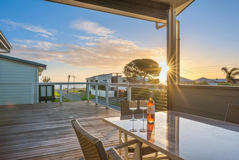 Oceans Eight - Accommodation Newcastle 0