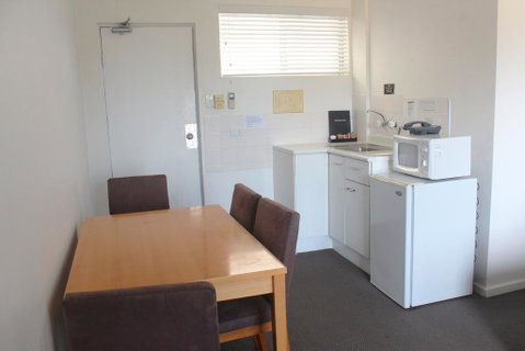 Oceanside Hawks Nest - Accommodation Newcastle 2