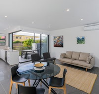 Oxford Steps - Executive 2BR Bulimba Apartment Across from the Park on Oxford St - Accommodation Newcastle