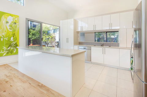 PALM COURT RETREAT - MORNINGTON - Accommodation Newcastle 3