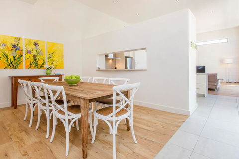 PALM COURT RETREAT - MORNINGTON - Accommodation Newcastle 1