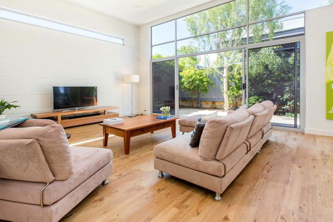 PALM COURT RETREAT - MORNINGTON - Accommodation Newcastle 0