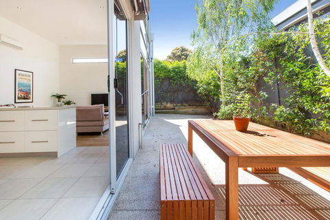 PALM COURT RETREAT - MORNINGTON - Accommodation Newcastle 2