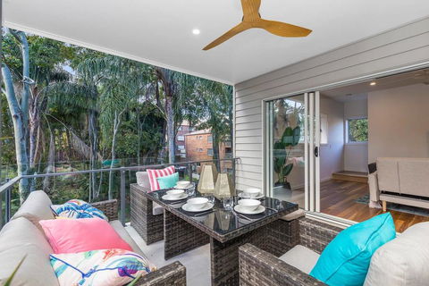 Park Avenue Townhouse Retreat Brisbane Sleeps 10 - Accommodation Newcastle 2