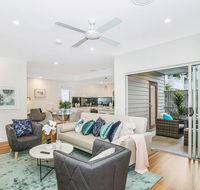 Park Avenue Townhouse Retreat Brisbane Sleeps 10 - Accommodation Newcastle