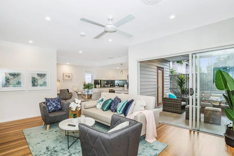 Park Avenue Townhouse Retreat Brisbane Sleeps 10 - Accommodation Newcastle 0