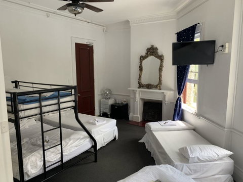 Peg Leg Darling Harbour - Accommodation Newcastle 2