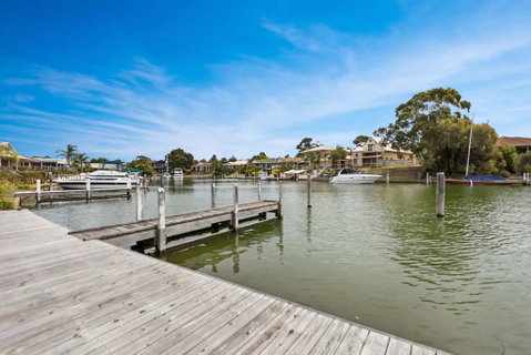 Pelican Brief - Relaxing Canal Frontage - Accommodation Newcastle 1