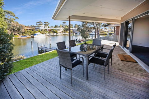 Pelican Brief - Relaxing Canal Frontage - Accommodation Newcastle 3