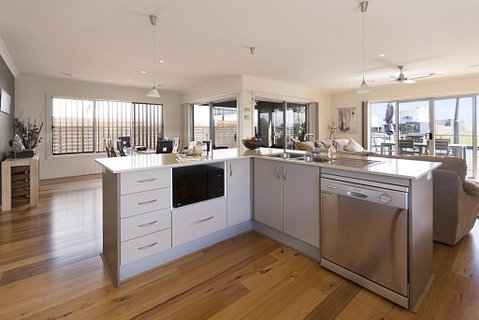 Pelican Landing - Stunning Lake King Views - Accommodation Newcastle 1