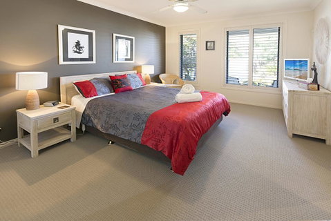 Pelican Landing - Stunning Lake King Views - Accommodation Newcastle 2
