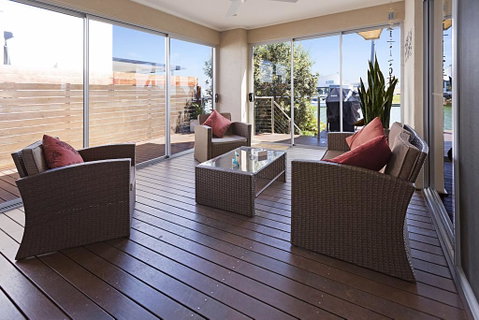 Pelican Landing - Stunning Lake King Views - Accommodation Newcastle 3