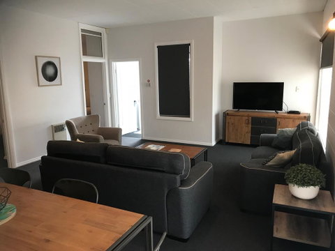 Penguin Seaside Motel - Accommodation Newcastle 2