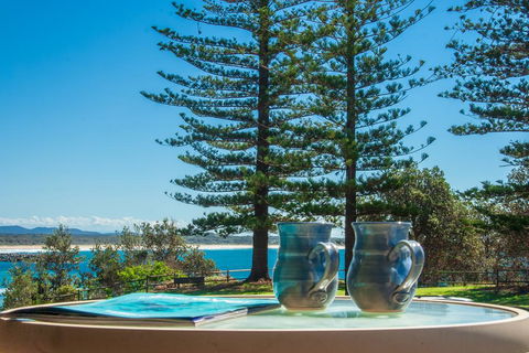 PERFECTLY POSITIONED BEACHFRONT APARTMENT-GREAT LOCATION WITH OCEAN VIEWS - Accommodation Newcastle 0