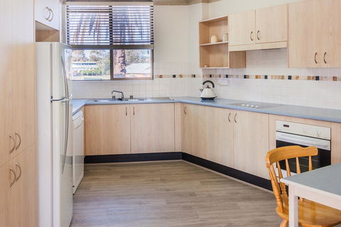 PERFECTLY POSITIONED BEACHFRONT APARTMENT-GREAT LOCATION WITH OCEAN VIEWS - Accommodation Newcastle 1