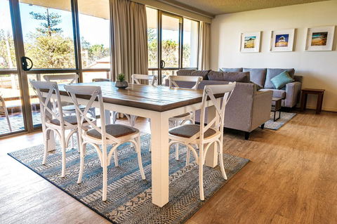 PERFECTLY POSITIONED BEACHFRONT APARTMENT-GREAT LOCATION WITH OCEAN VIEWS - Accommodation Newcastle 2