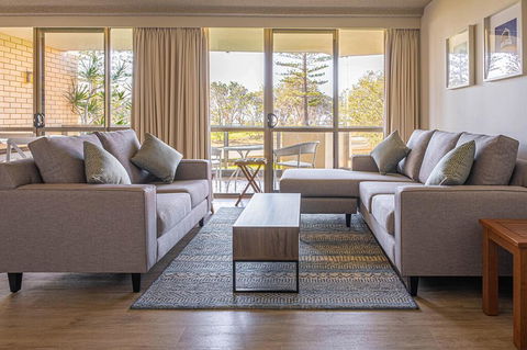PERFECTLY POSITIONED BEACHFRONT APARTMENT-GREAT LOCATION WITH OCEAN VIEWS - Accommodation Newcastle 3